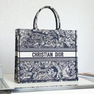 Classic DIOR Bag: A Stylish and Versatile Choice for Elegance